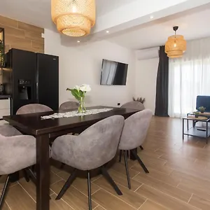 apartments-mirni-kutak.hotels-in-trogir.com/